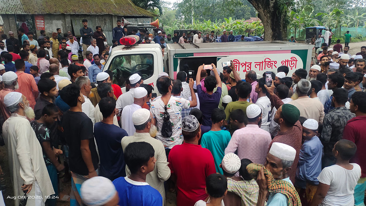 সাংবাদিক তুহিনের দাফন সম্পন্ন বাড়ির পাশের কবরস্থানে